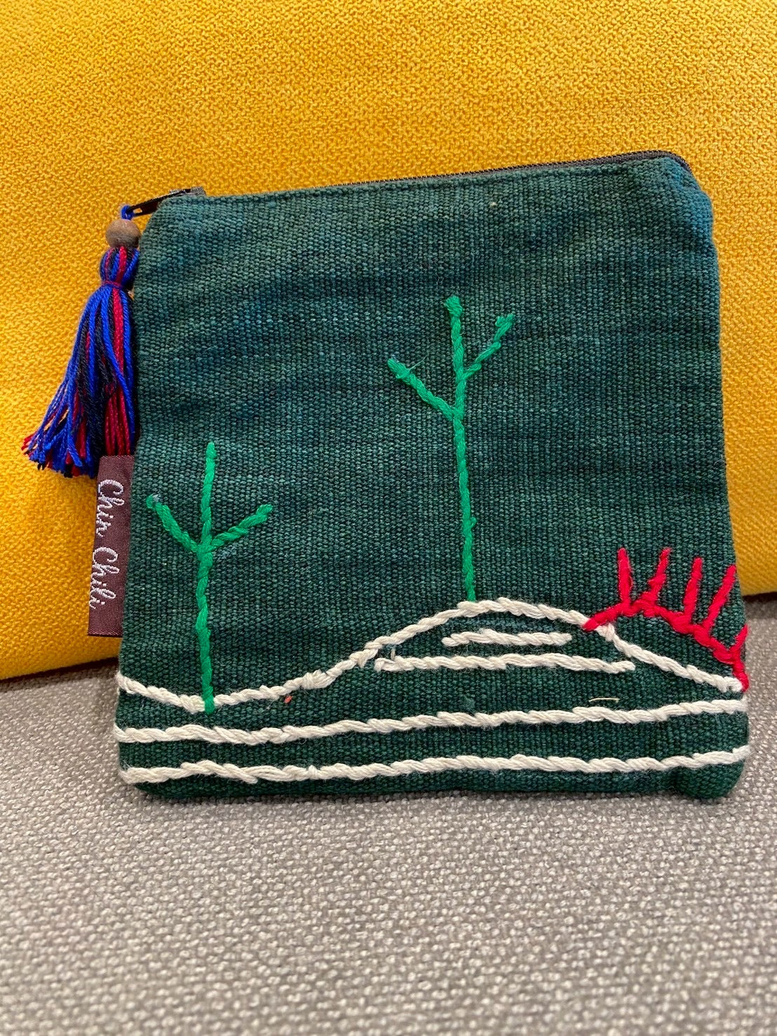 小柄な刺繍入りポーチ