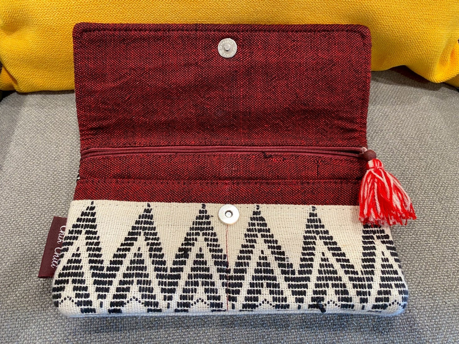 幾何学文様のコスメポーチ。