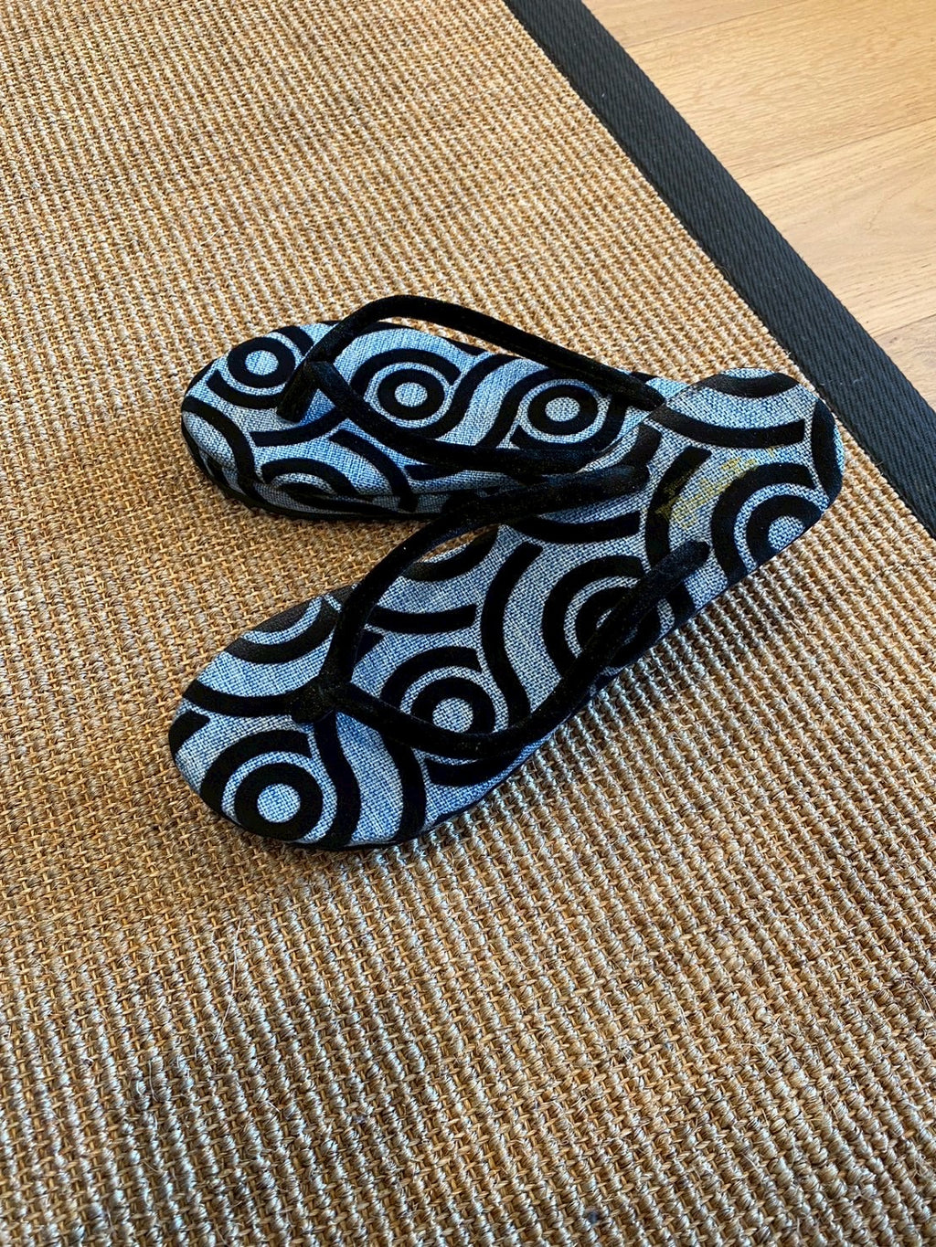 幾何学模様入りの青サンダル