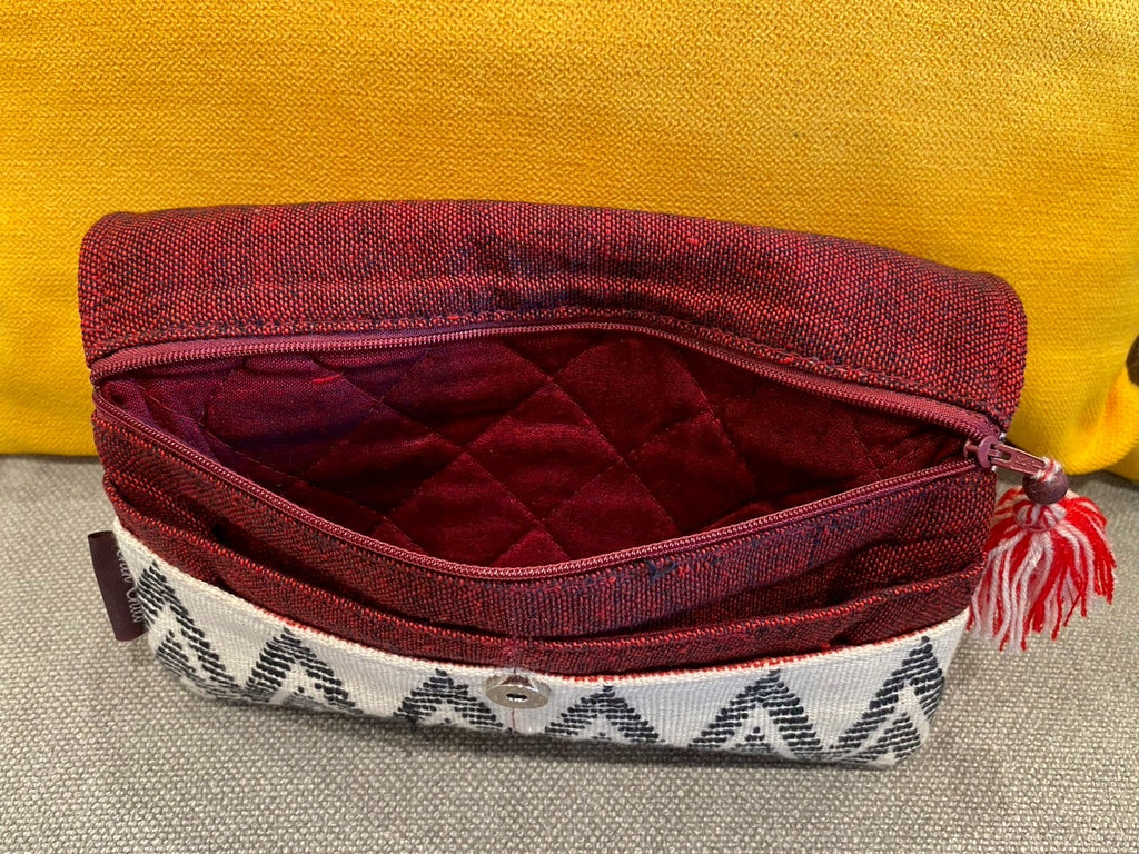 幾何学文様のコスメポーチ。