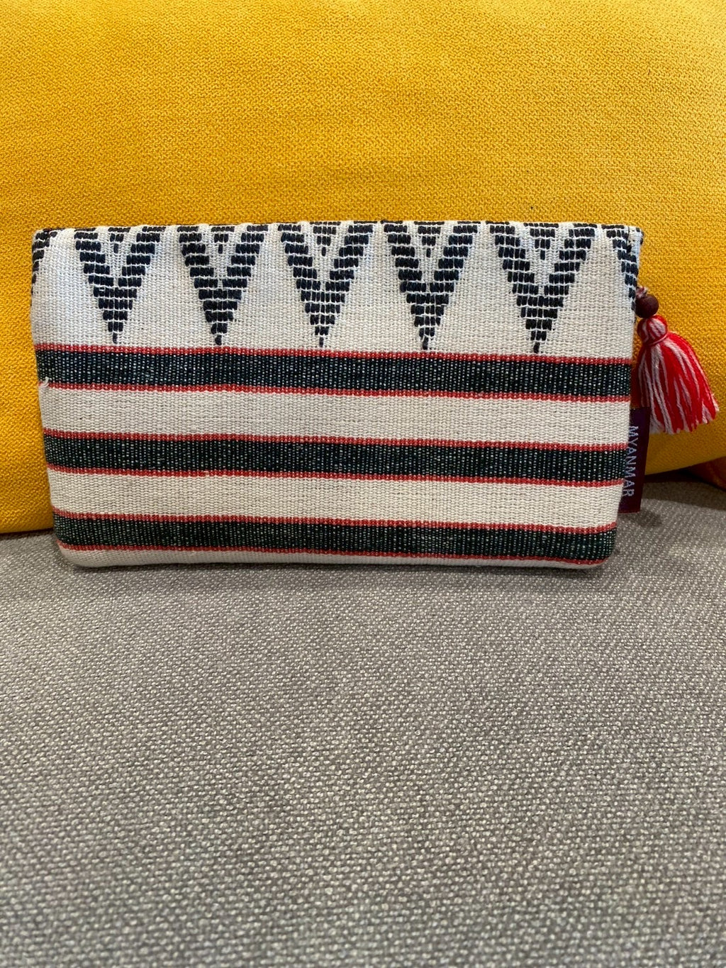 幾何学文様のコスメポーチ。