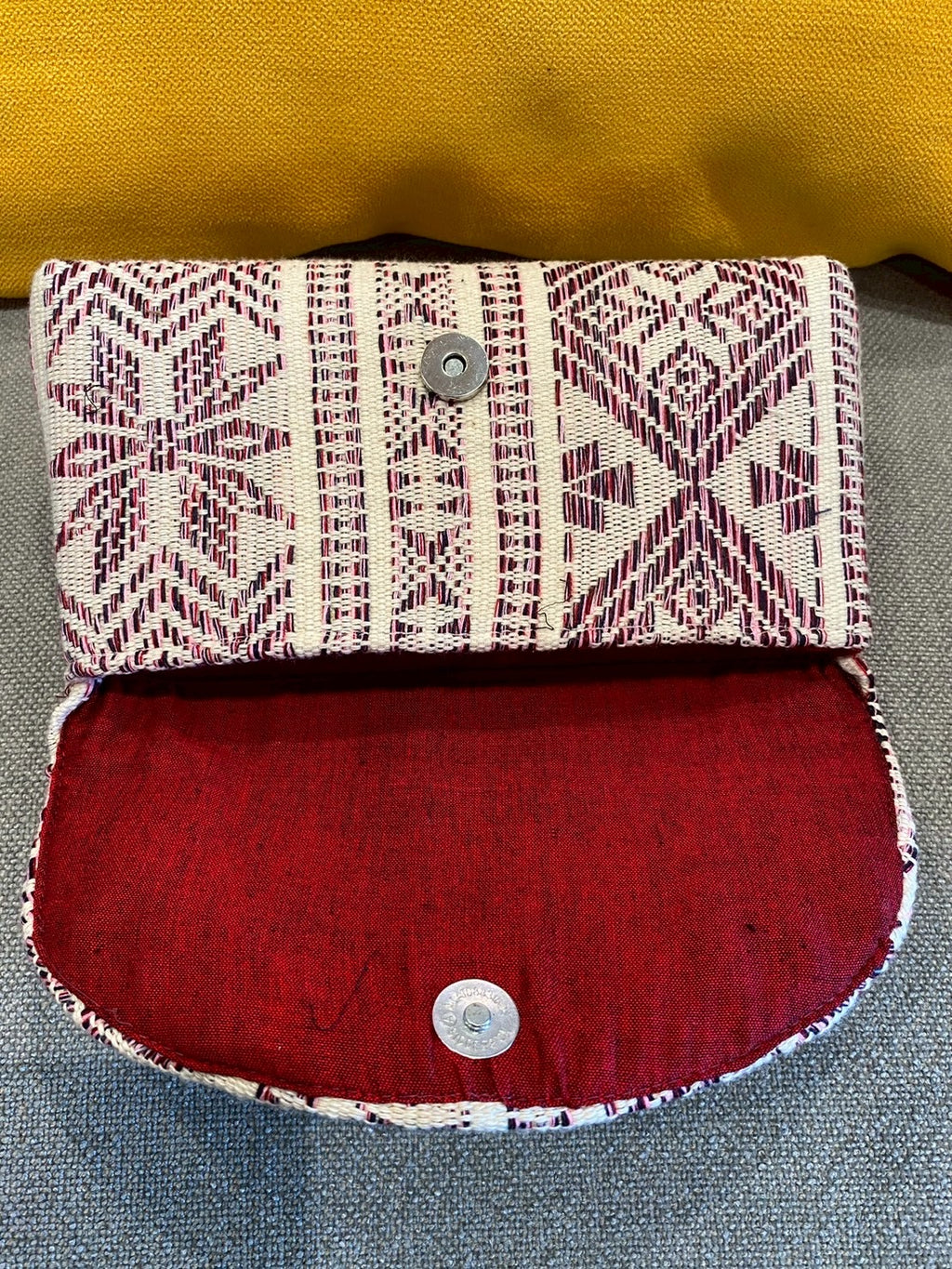 赤の刺繍が入ったクラッチバック【アウトレット】