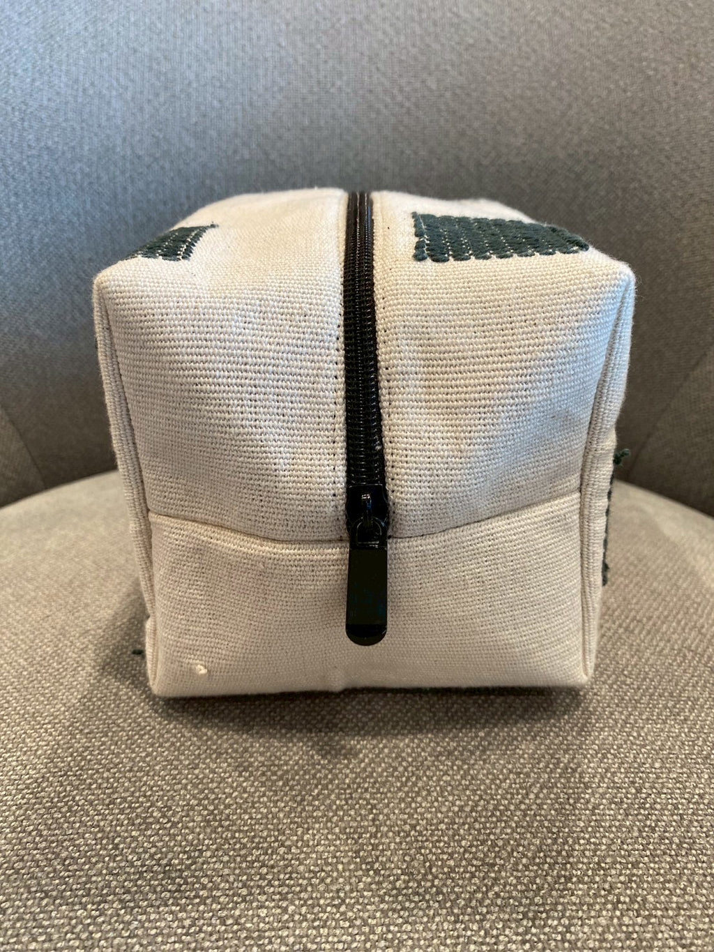 シンプルなお化粧ポーチ