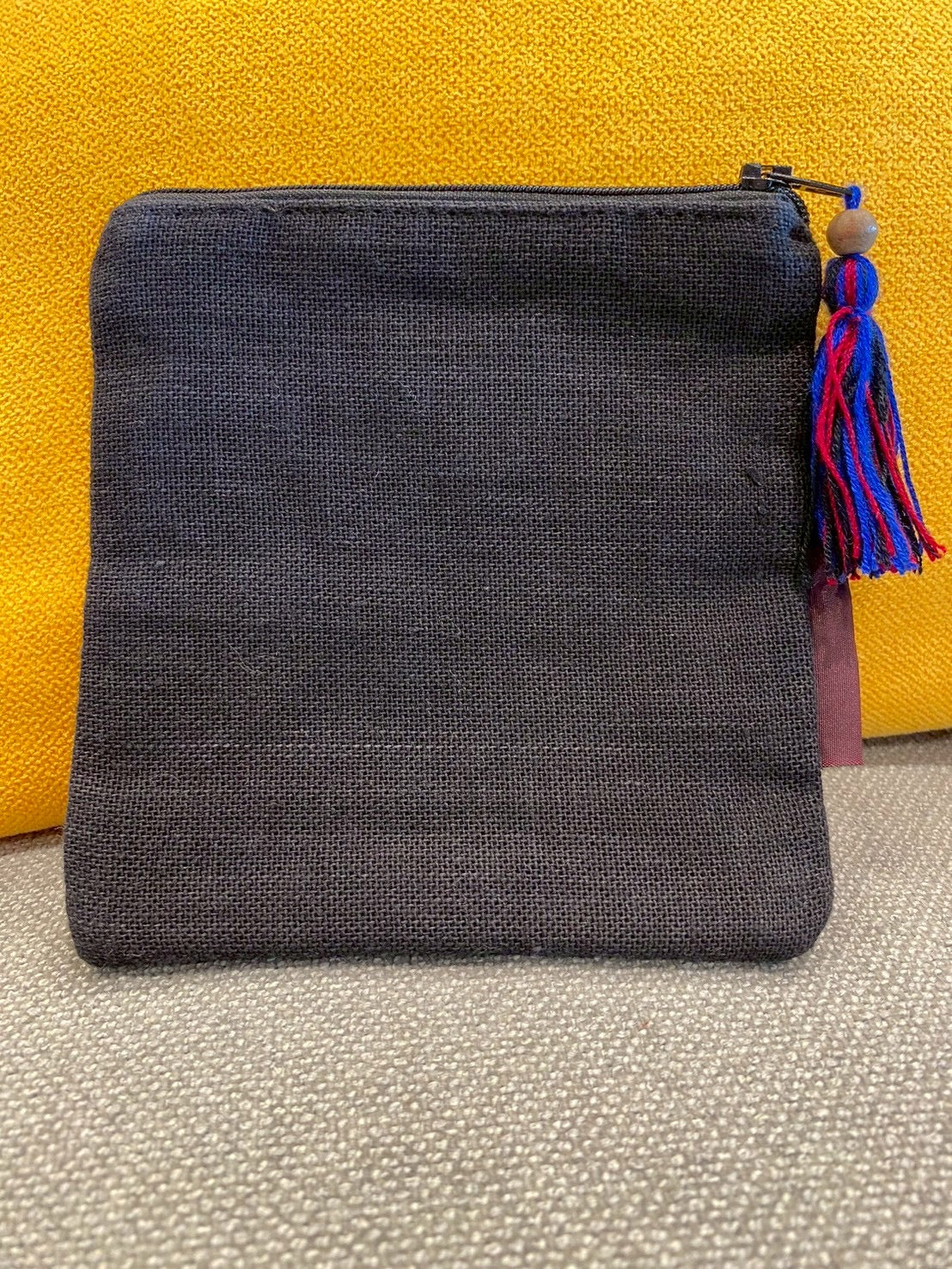 小柄な刺繍入りポーチ