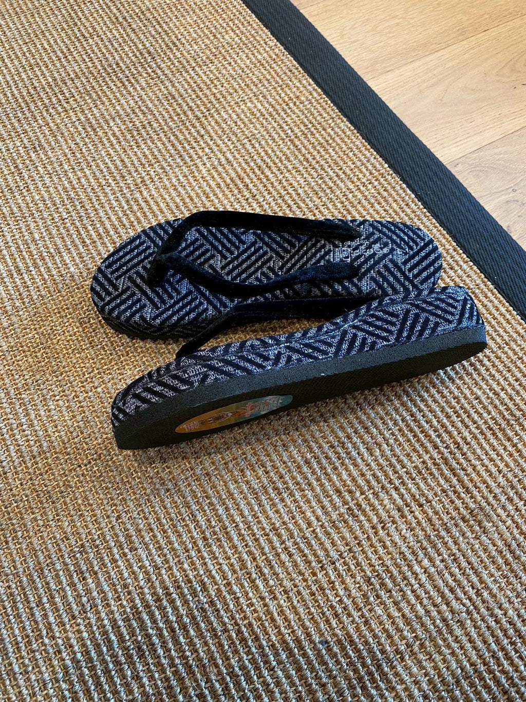 和文様のモノクロ サンダル