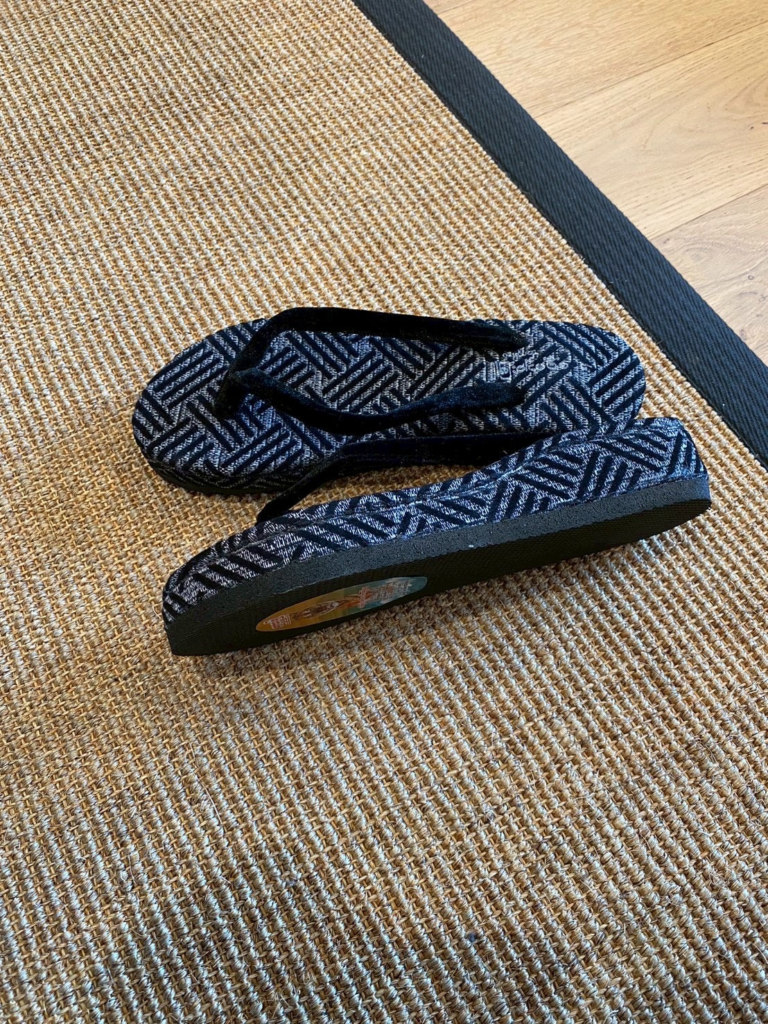 和文様のモノクロ サンダル