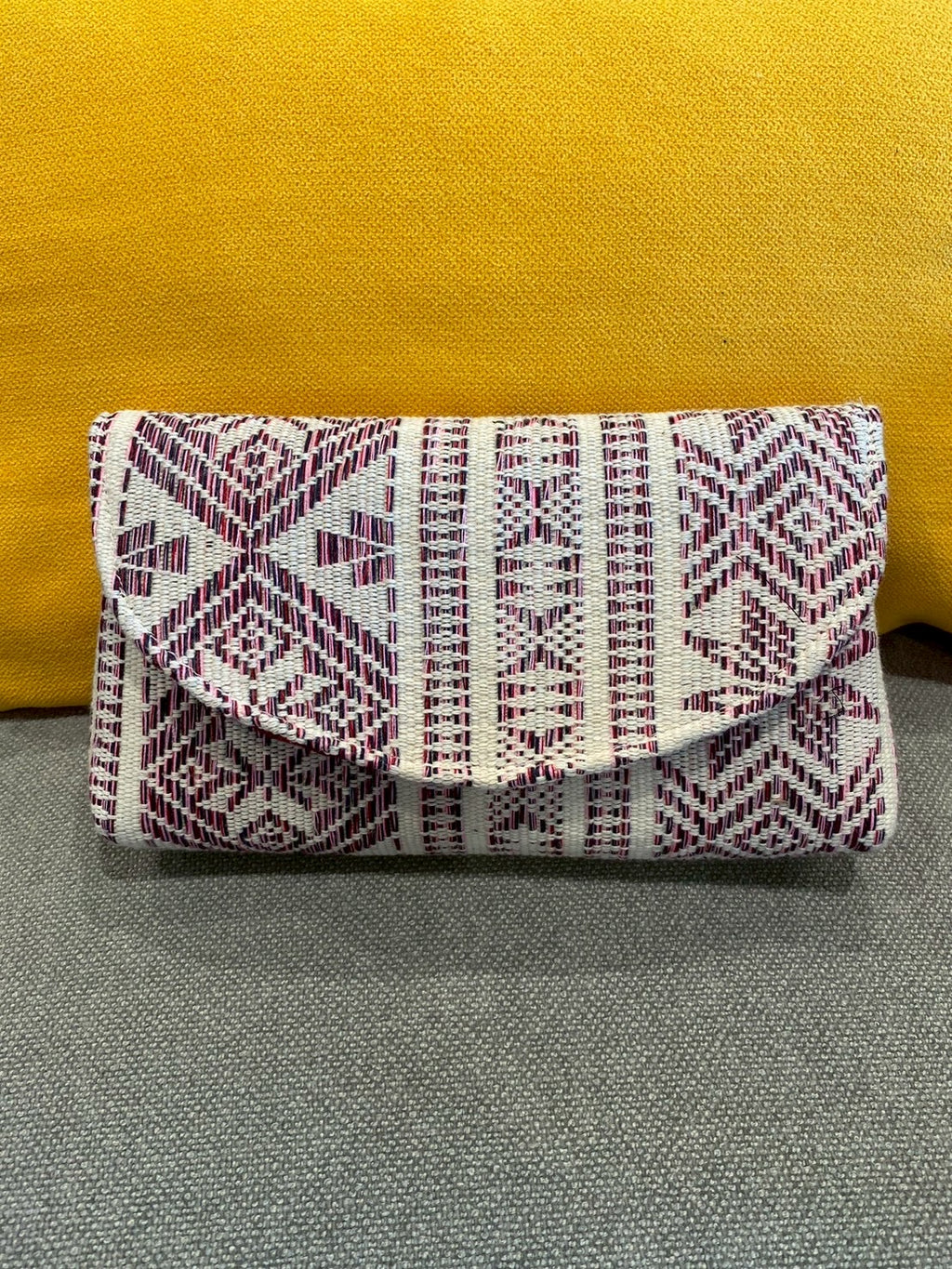 赤の刺繍が入ったクラッチバック【アウトレット】