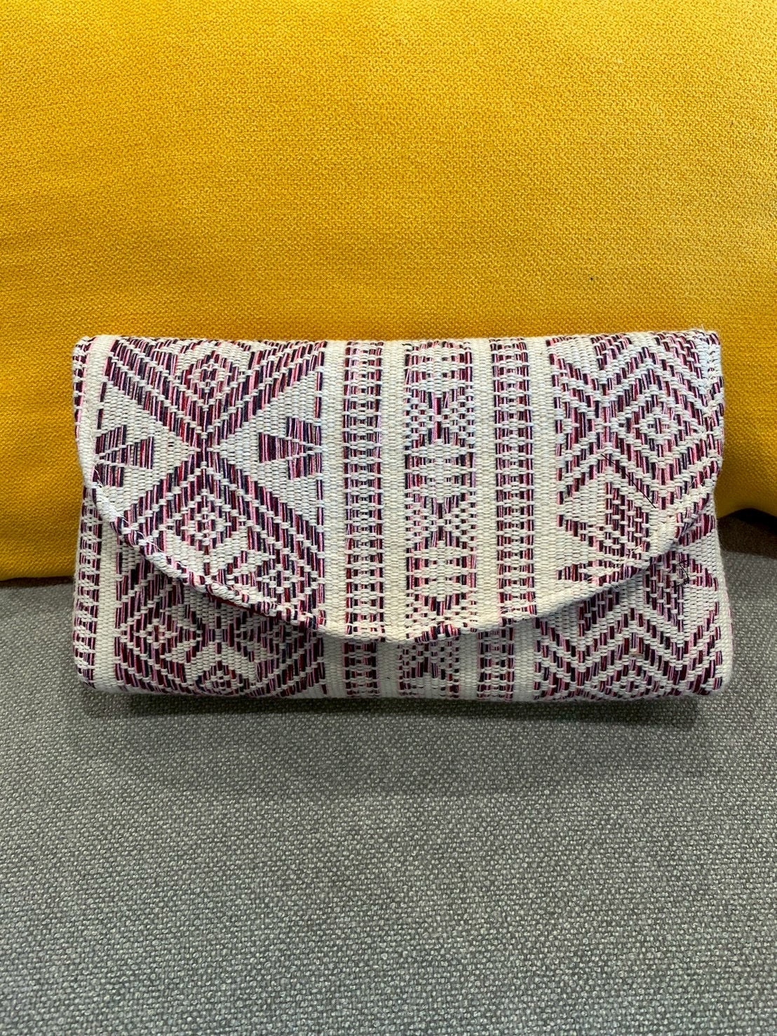 赤の刺繍が入ったクラッチバック【アウトレット】