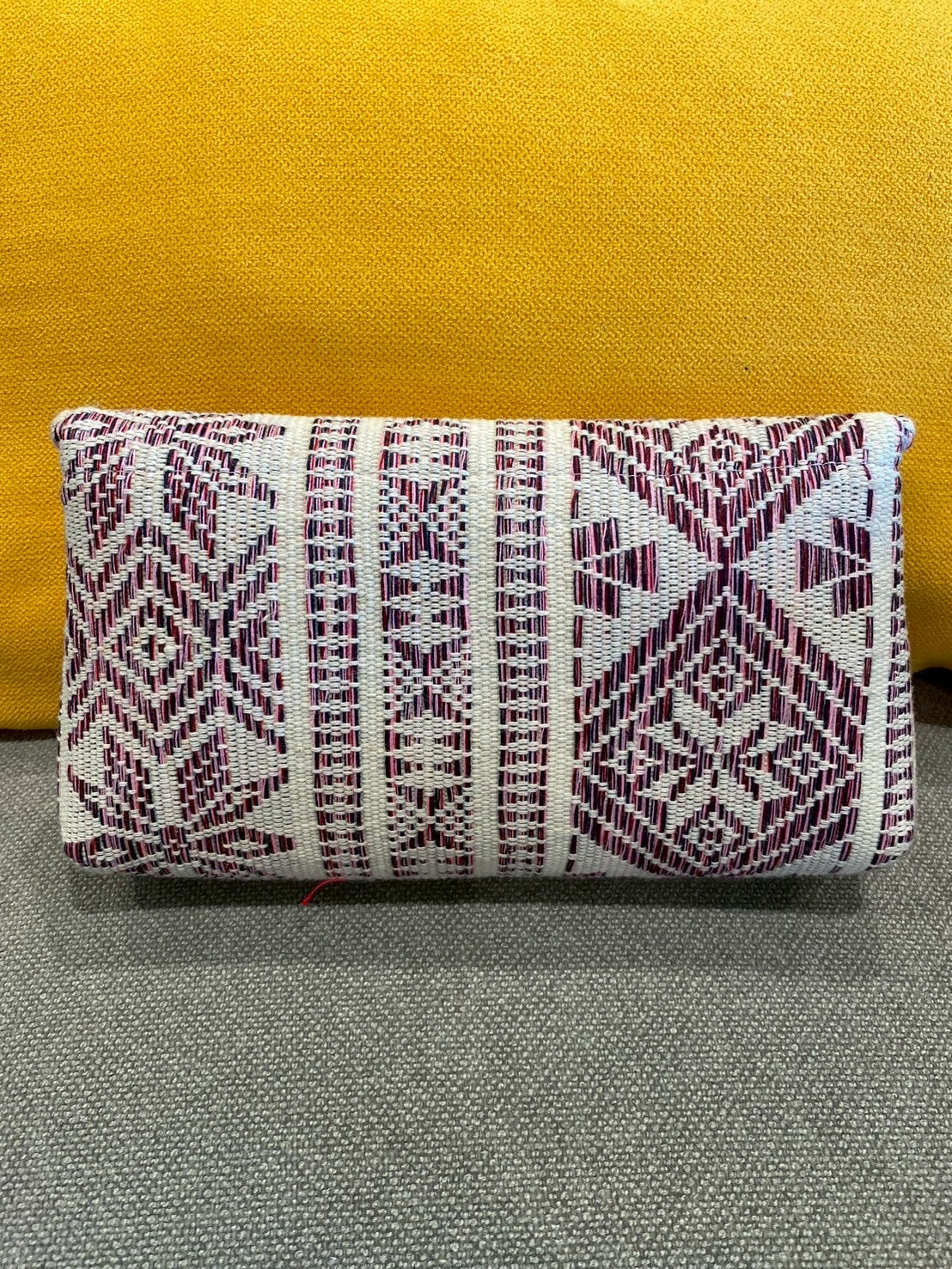 赤の刺繍が入ったクラッチバック【アウトレット】