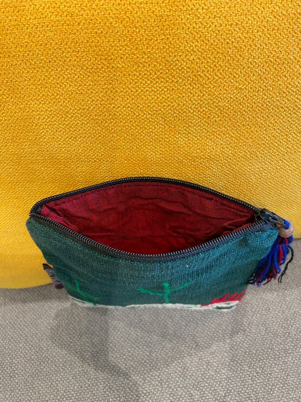 小柄な刺繍入りポーチ