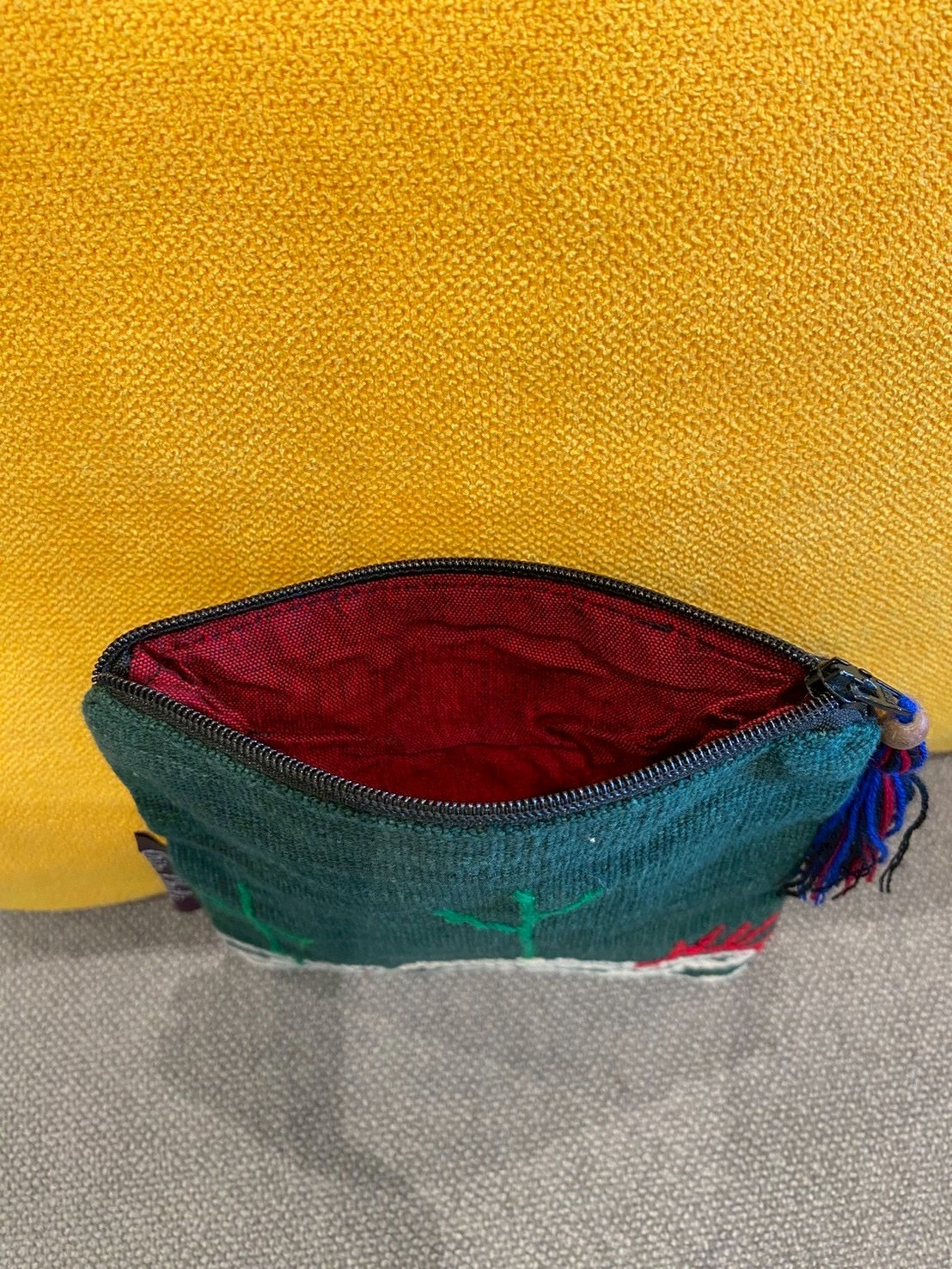 小柄な刺繍入りポーチ