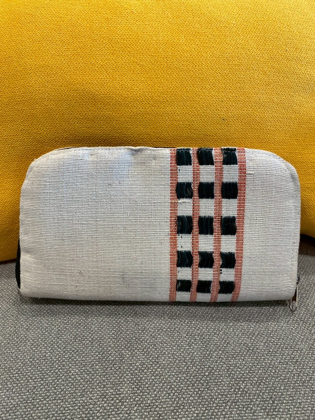 エキゾチックな文様の財布【アウトレット商品】