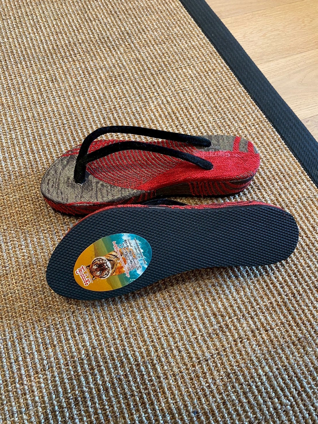 波紋模様の赤いサンダル