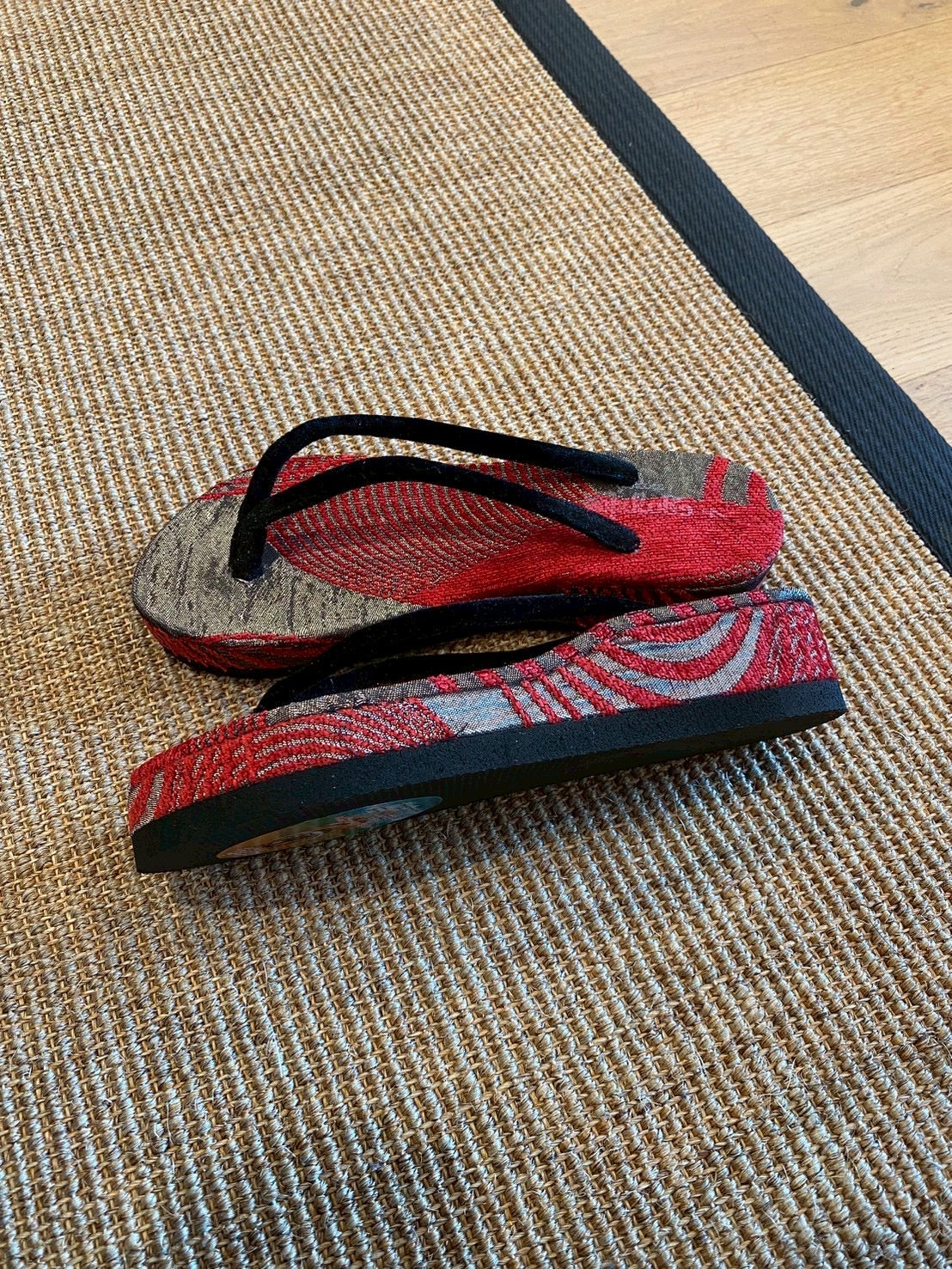 波紋模様の赤いサンダル