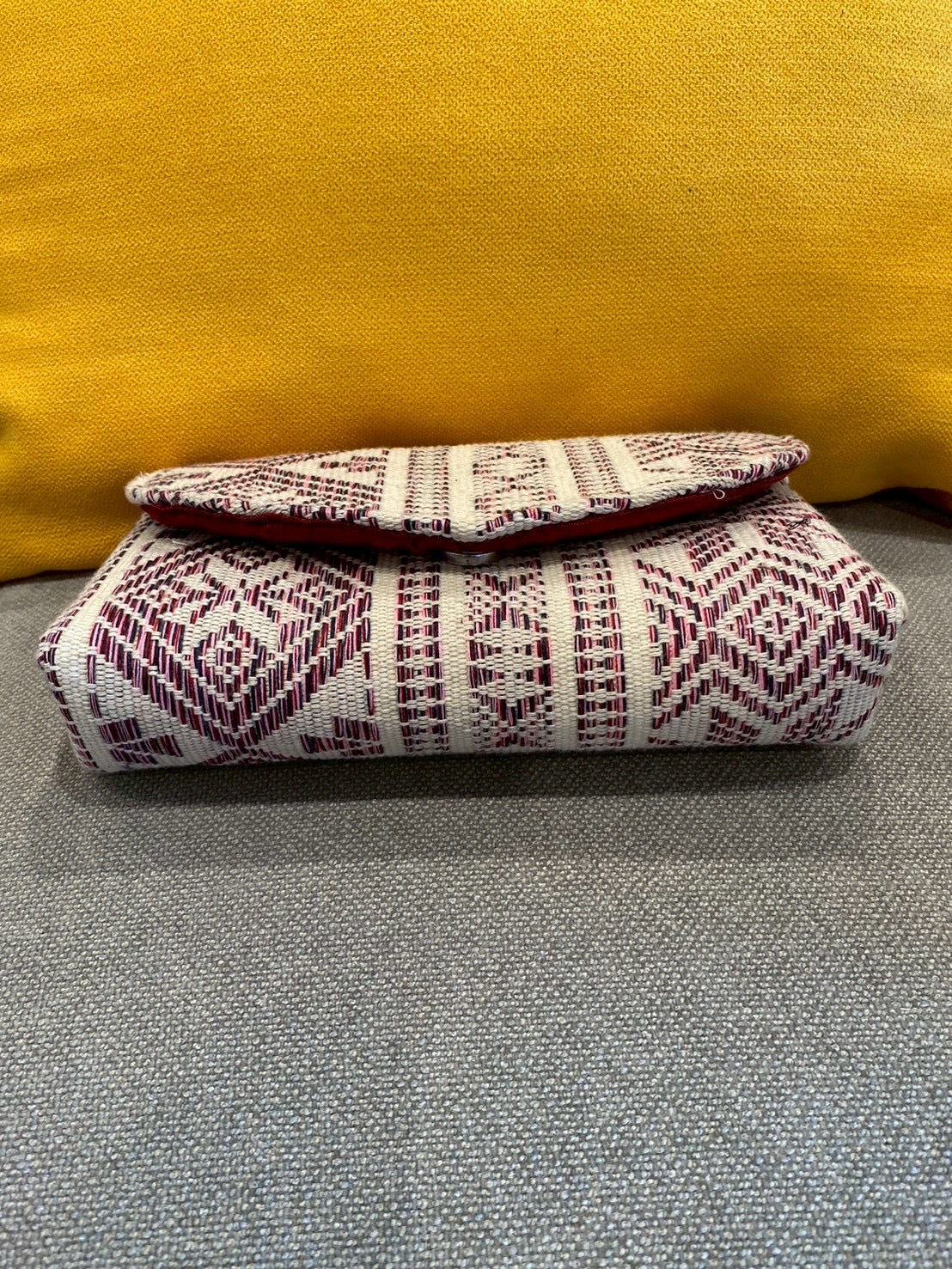 赤の刺繍が入ったクラッチバック【アウトレット】