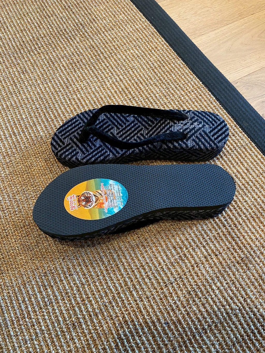 和文様のモノクロ サンダル