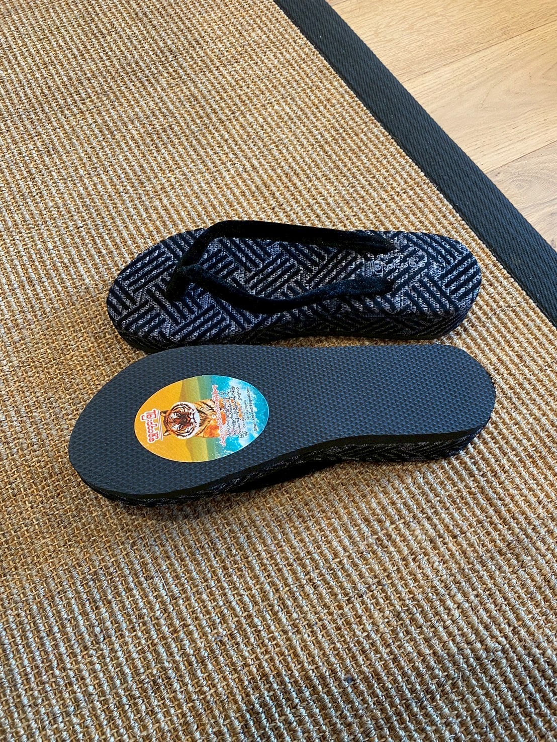 和文様のモノクロ サンダル