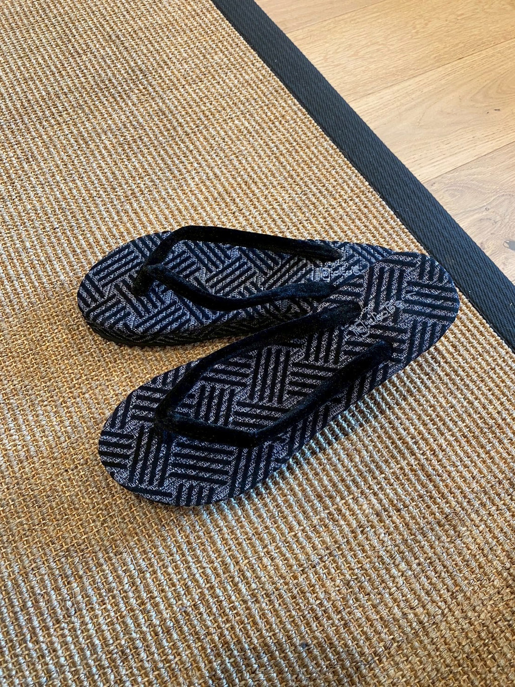 和文様のモノクロ サンダル