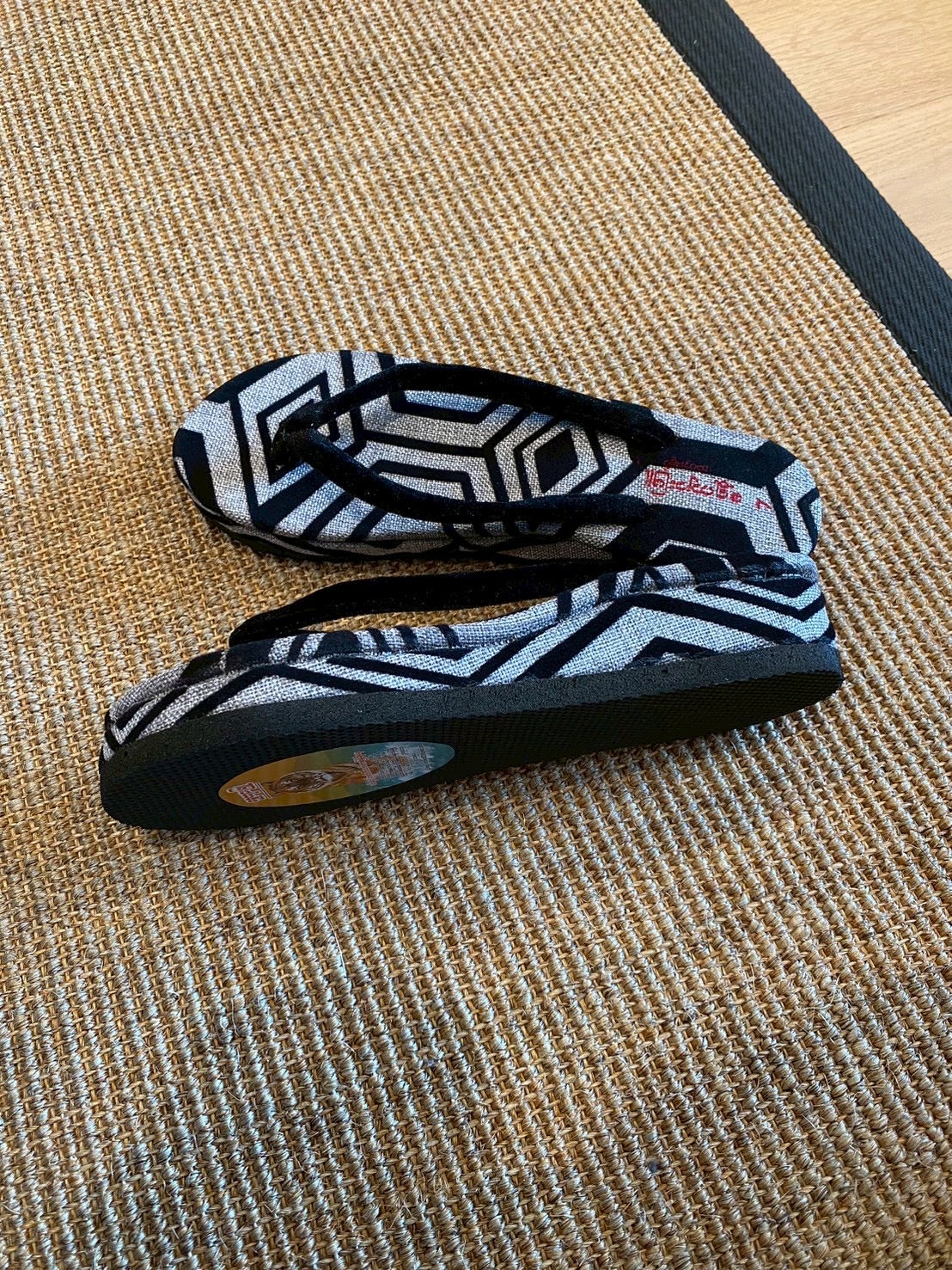 幾何学文様のモノクロサンダル