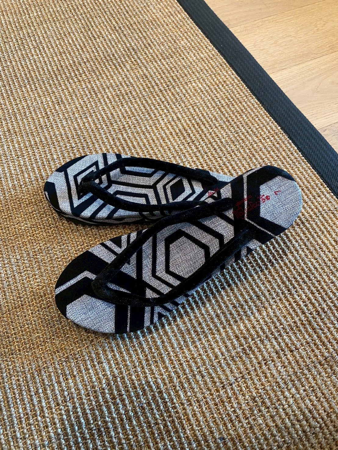 幾何学文様のモノクロサンダル