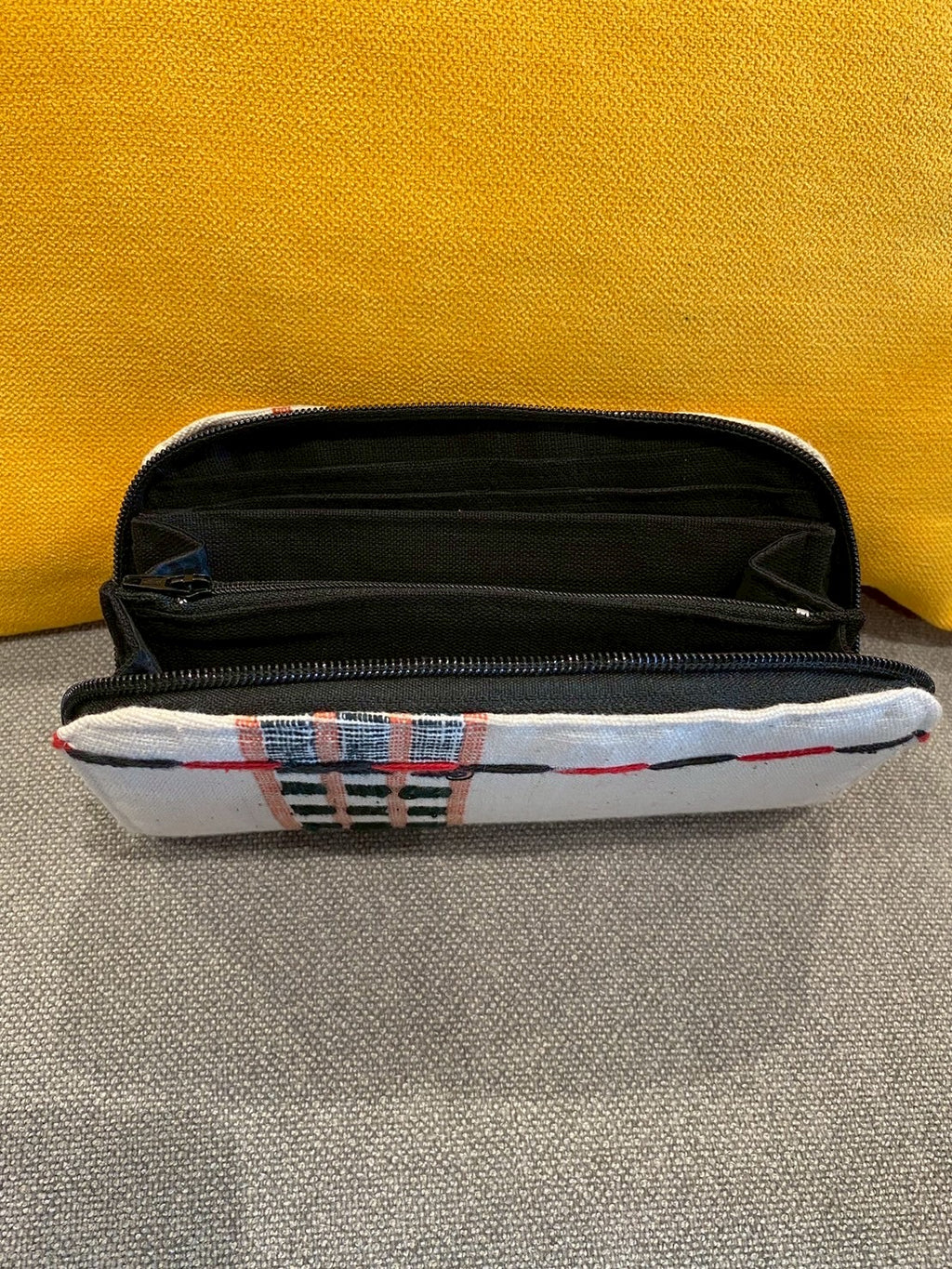 エキゾチックな文様の財布【アウトレット商品】