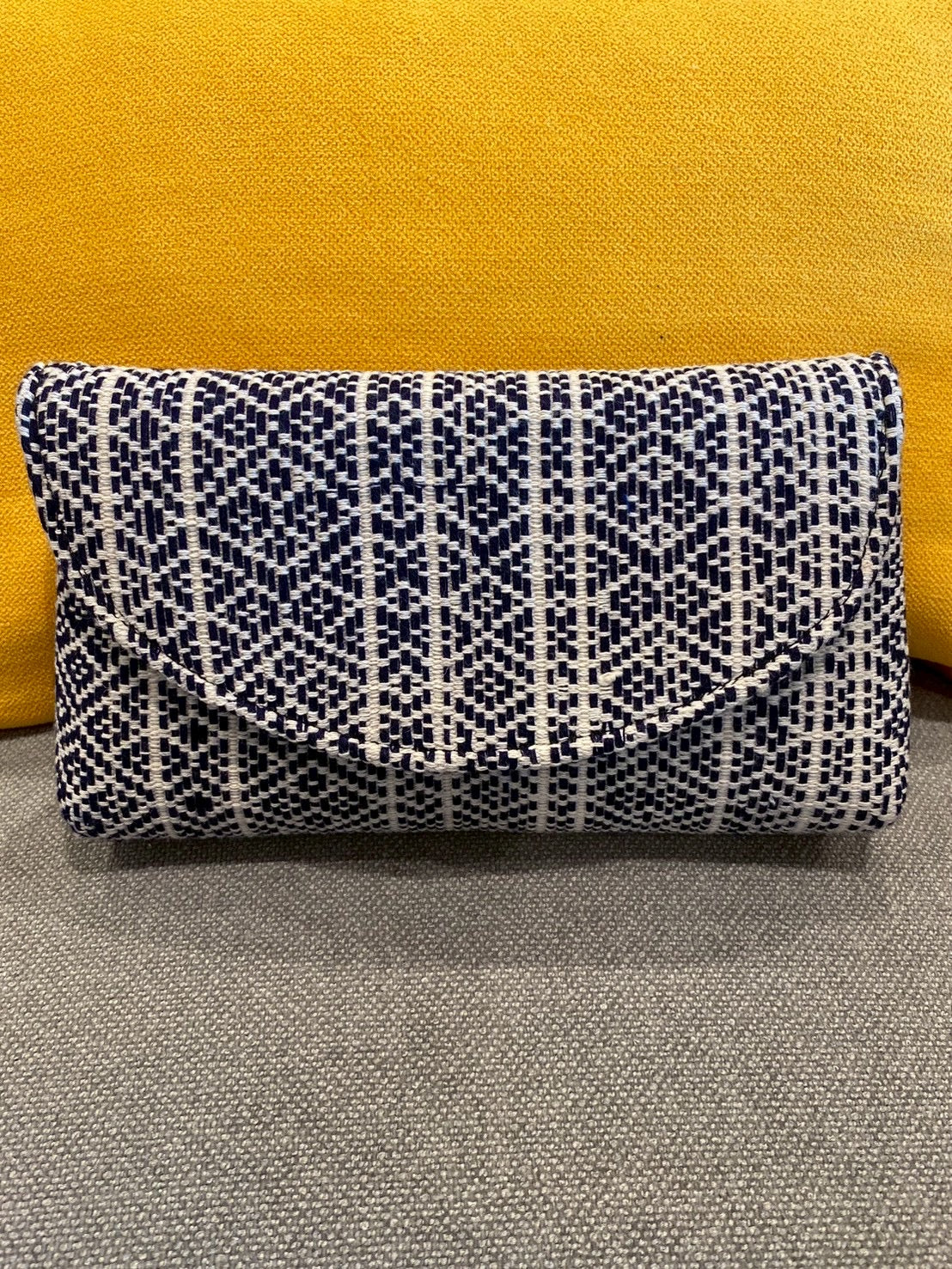 青のクラッチバック