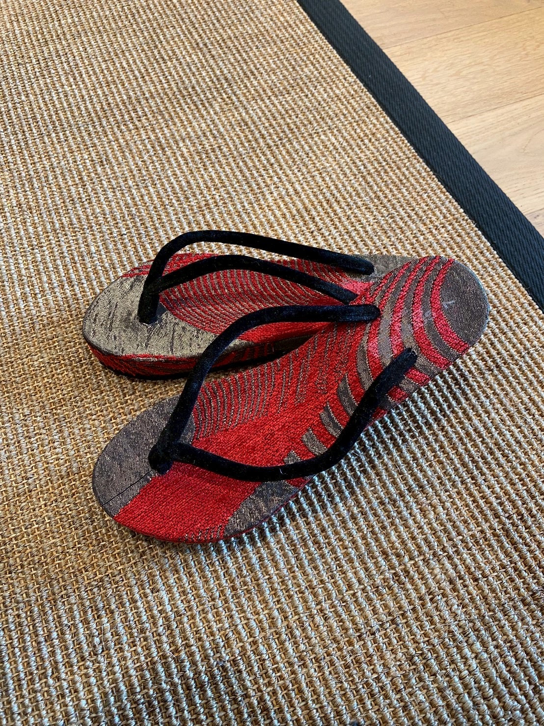 波紋模様の赤いサンダル