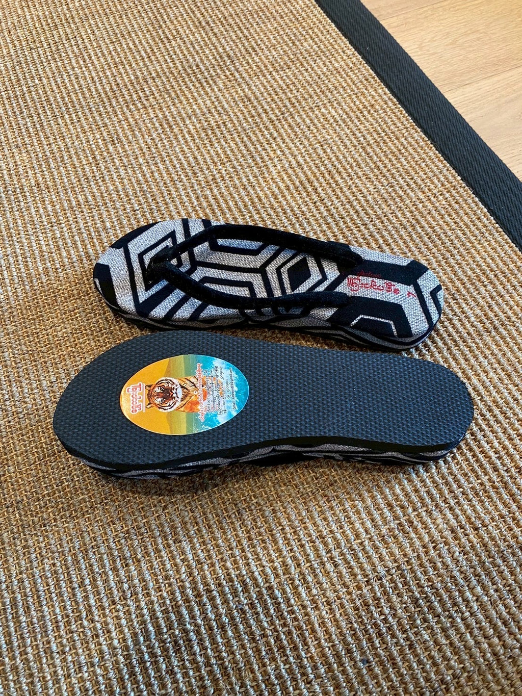 幾何学文様のモノクロサンダル