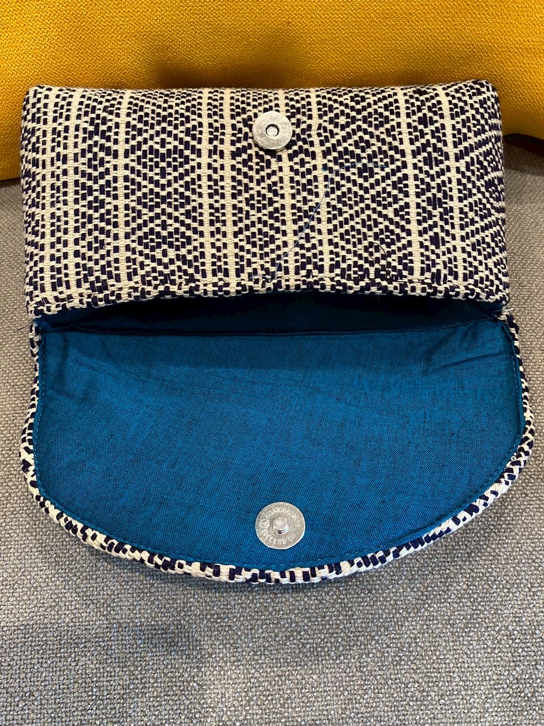 青のクラッチバック