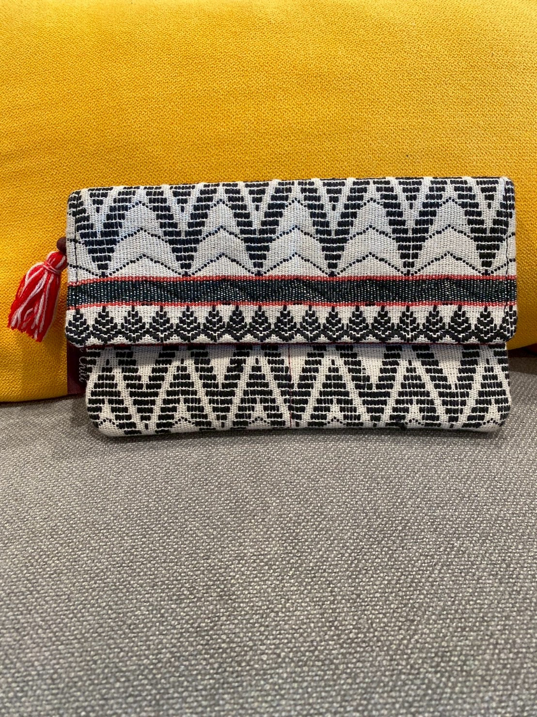 幾何学文様のコスメポーチ。