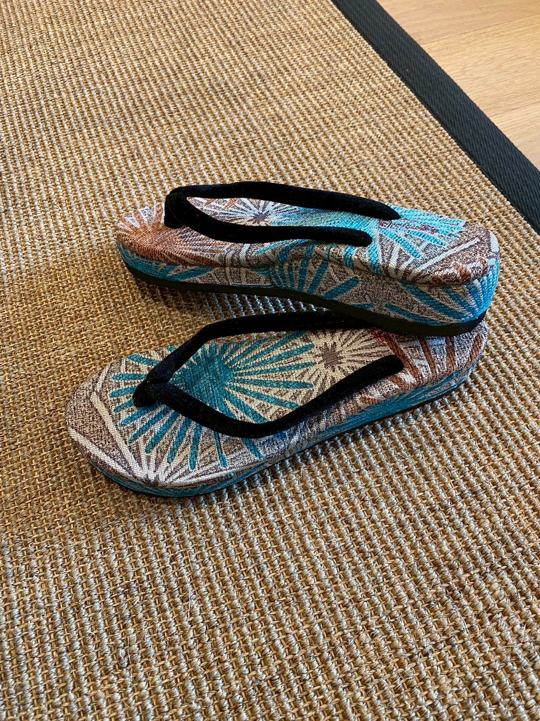 お花模様のファンシーサンダル