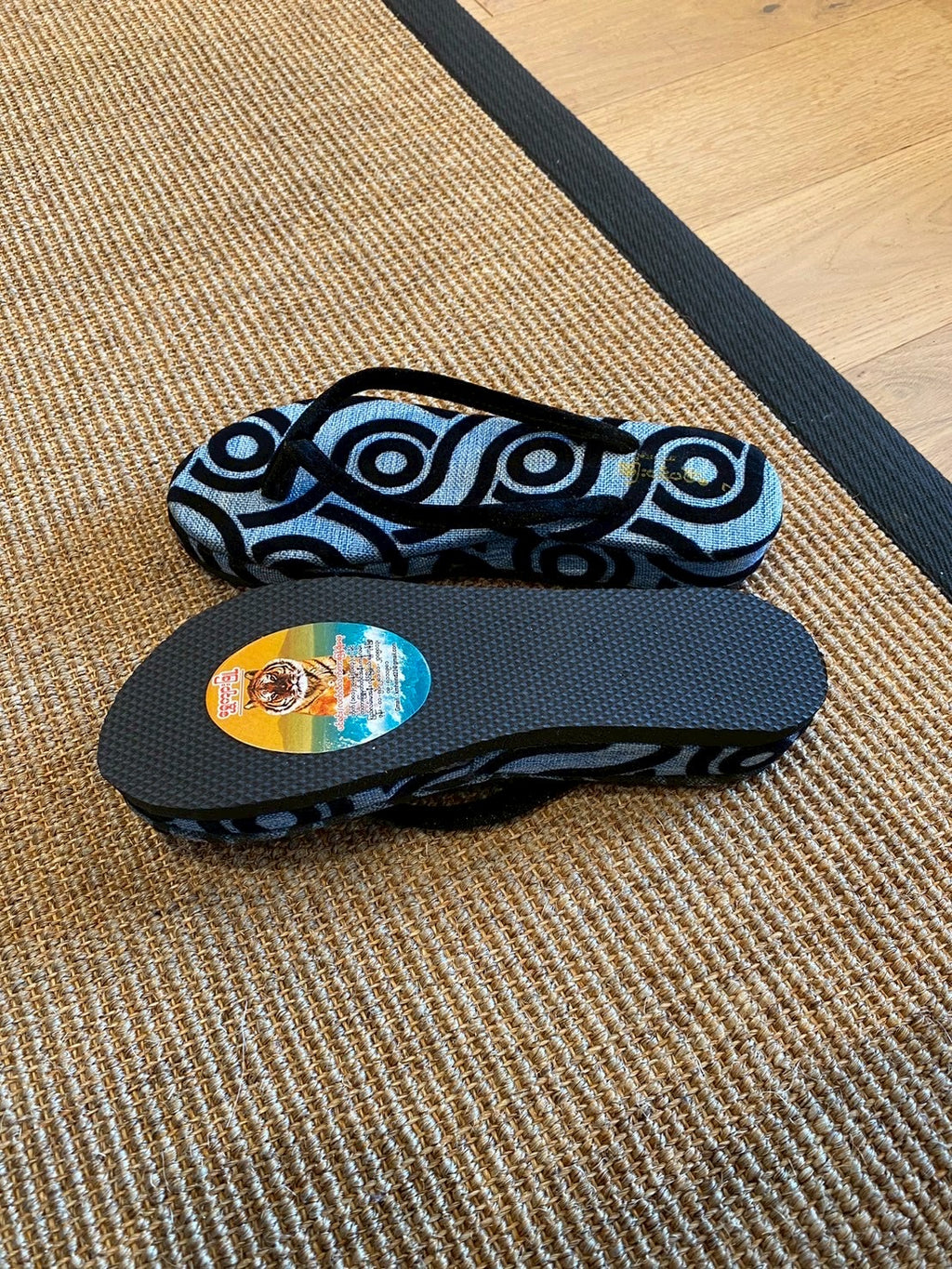 幾何学模様入りの青サンダル