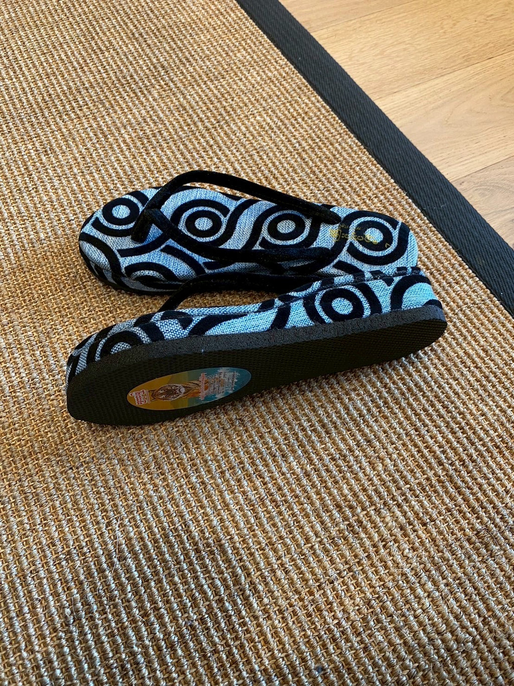 幾何学模様入りの青サンダル