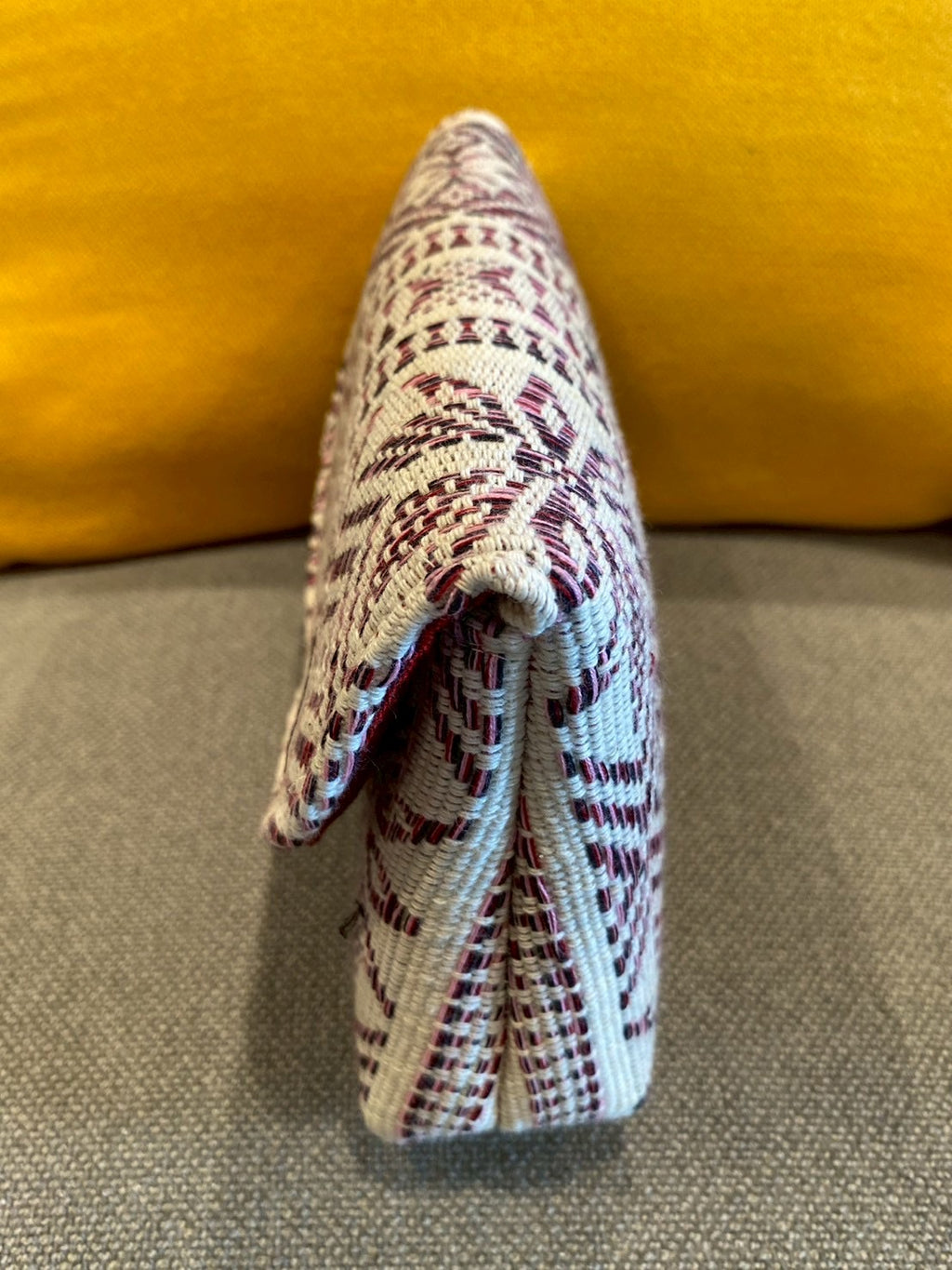 赤の刺繍が入ったクラッチバック【アウトレット】