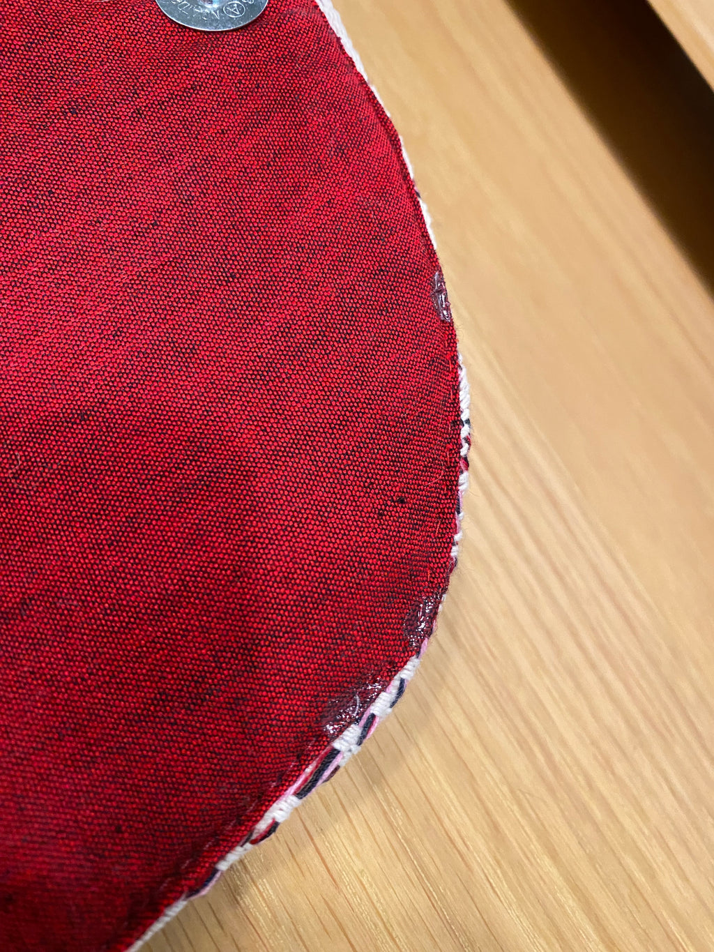 赤の刺繍が入ったクラッチバック【アウトレット】