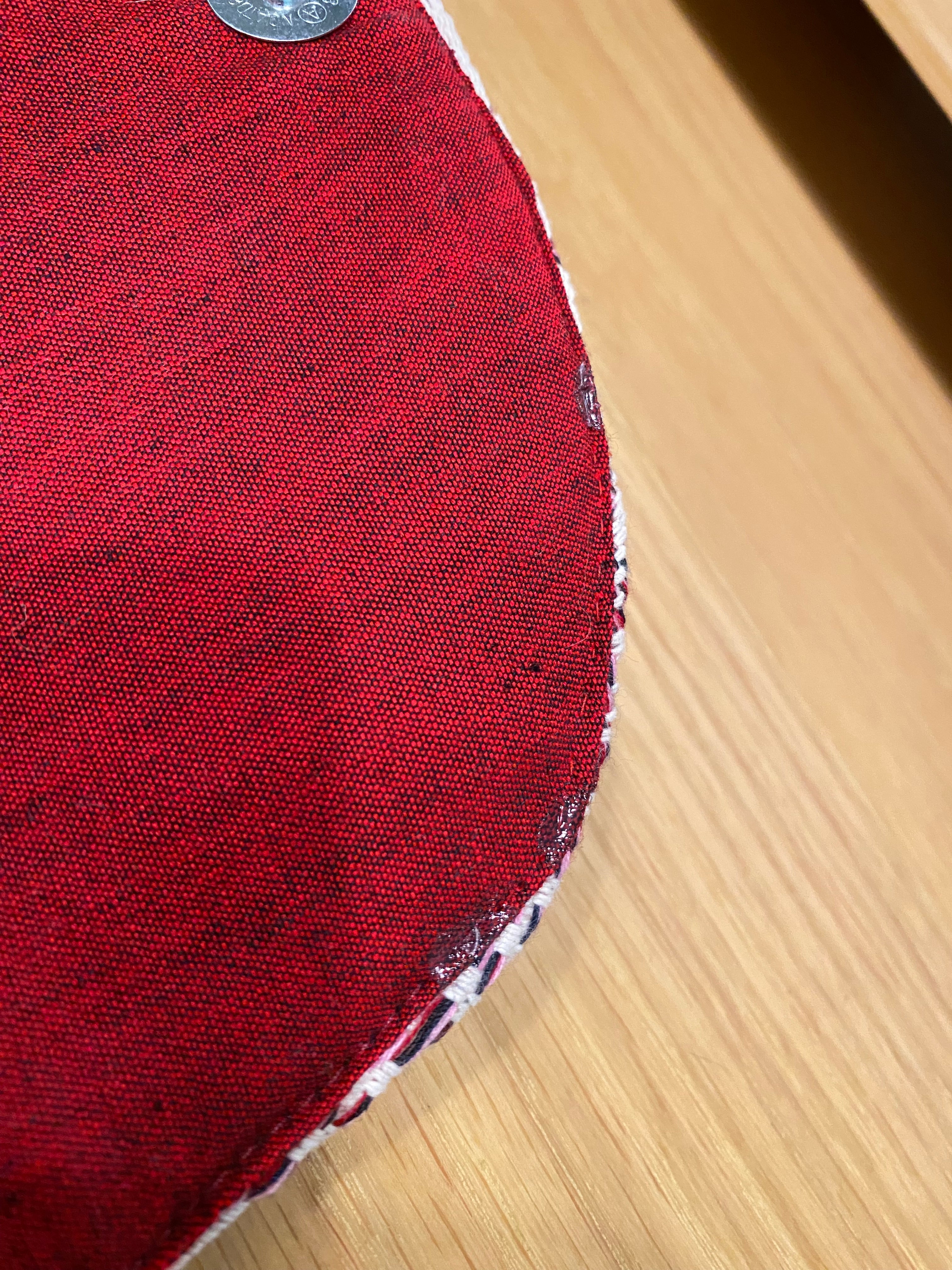 赤の刺繍が入ったクラッチバック【アウトレット】