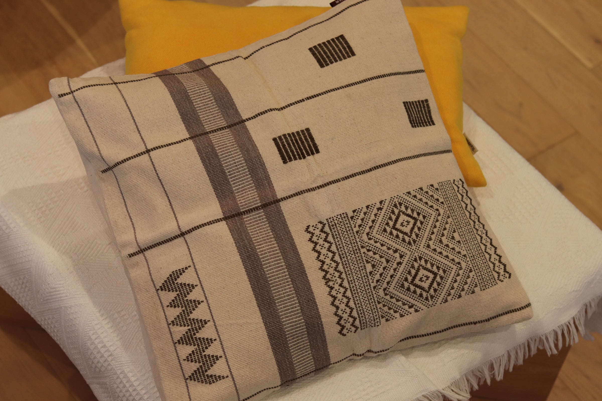 ミャンマー刺繍のクッションカバー