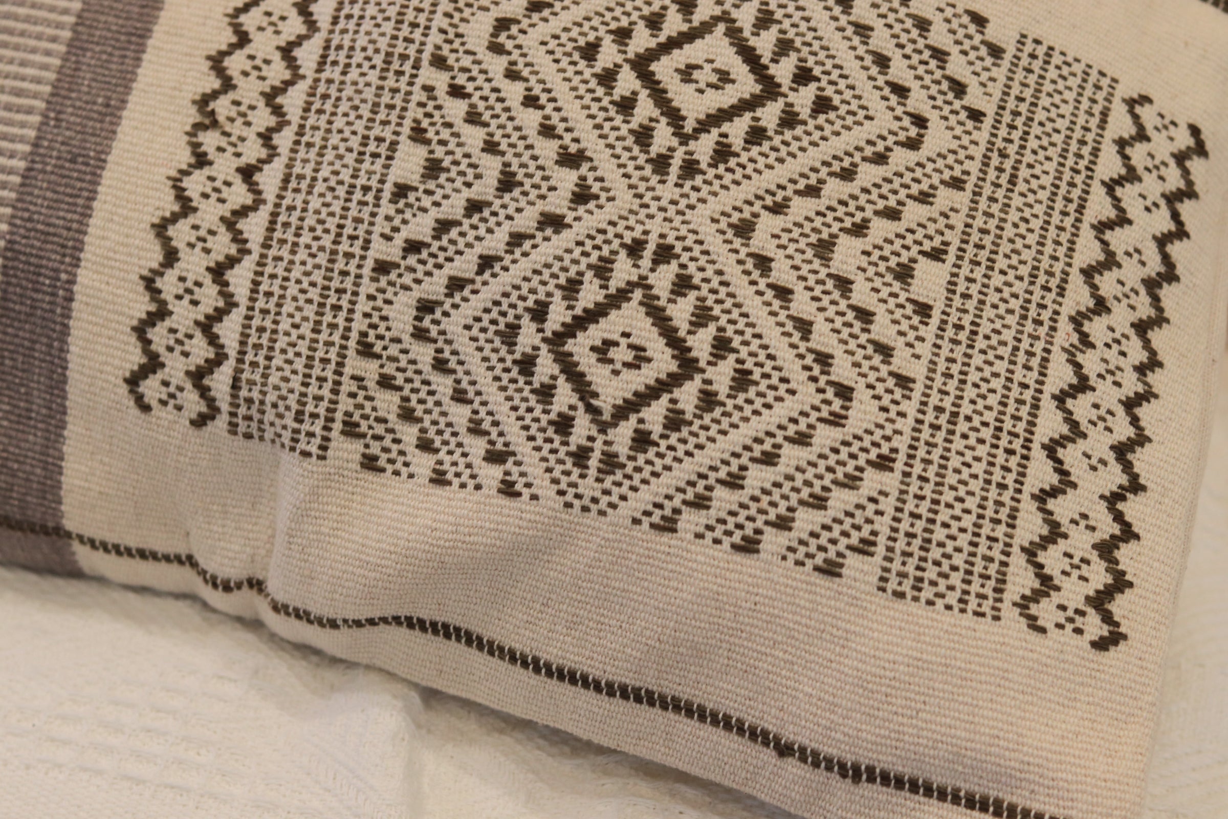 ミャンマー刺繍のクッションカバー