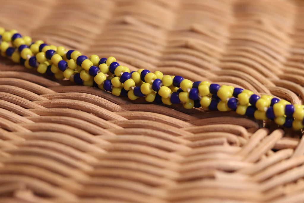 黄色と青のネックレス