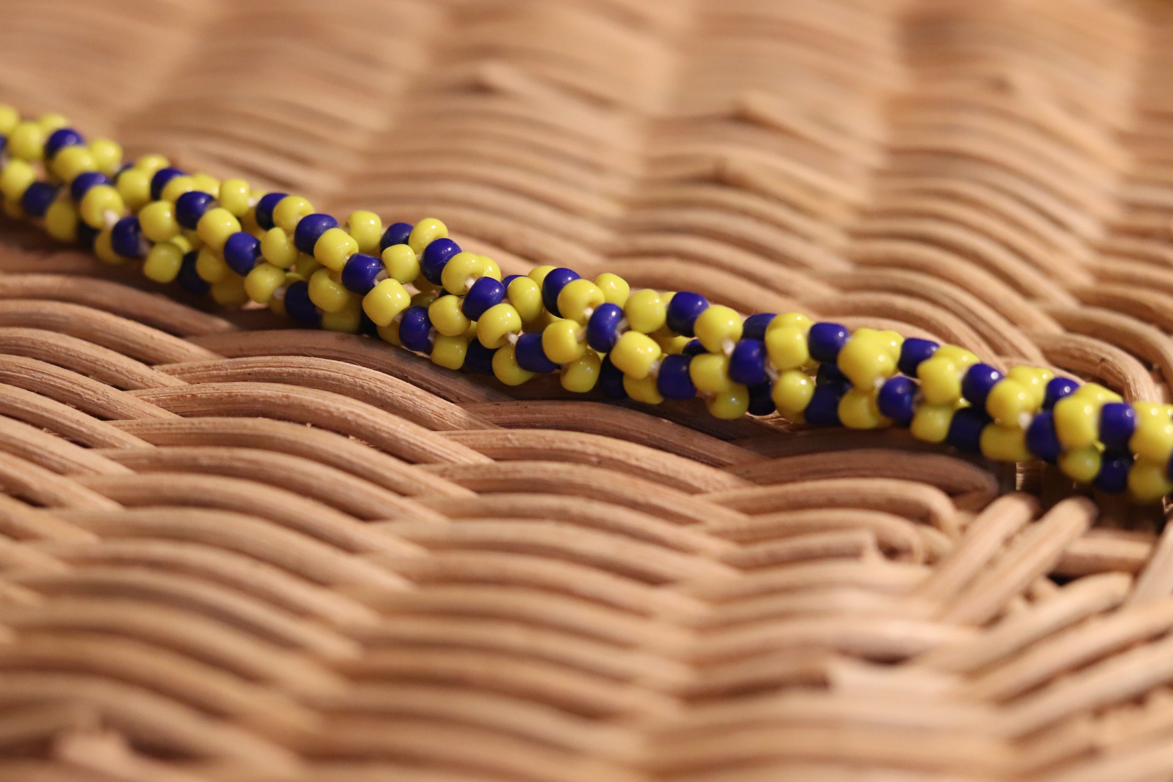 黄色と青のネックレス