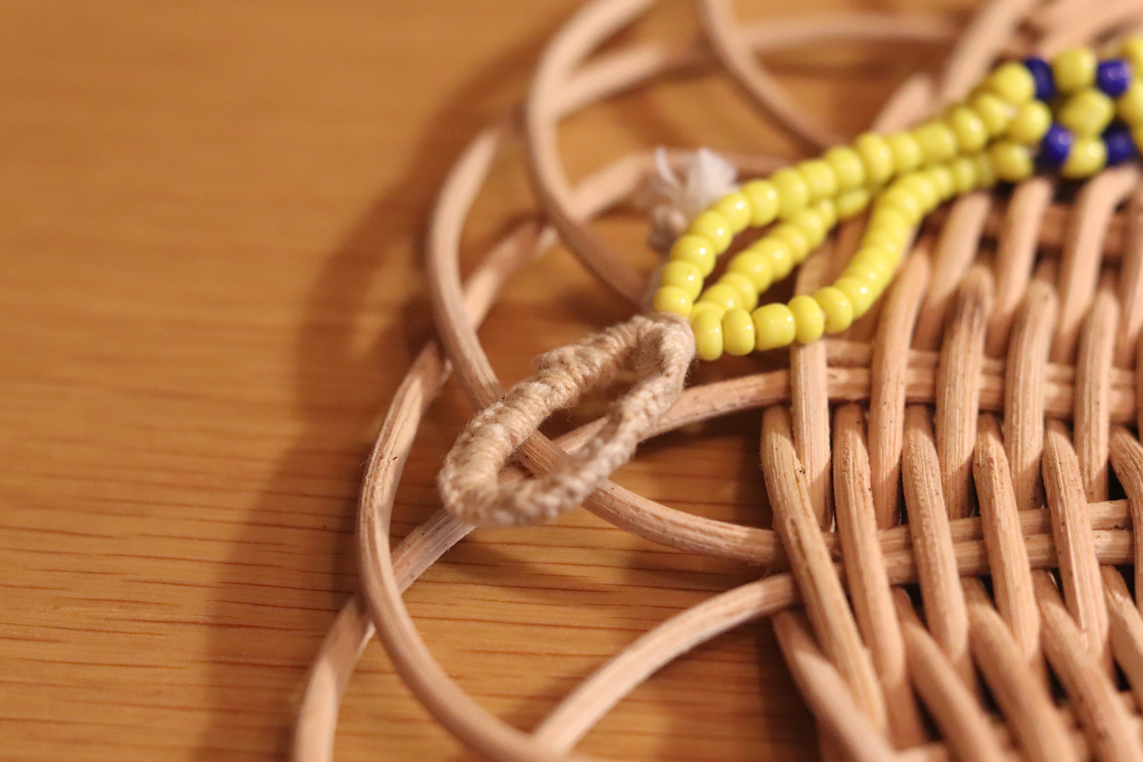 黄色と青のネックレス