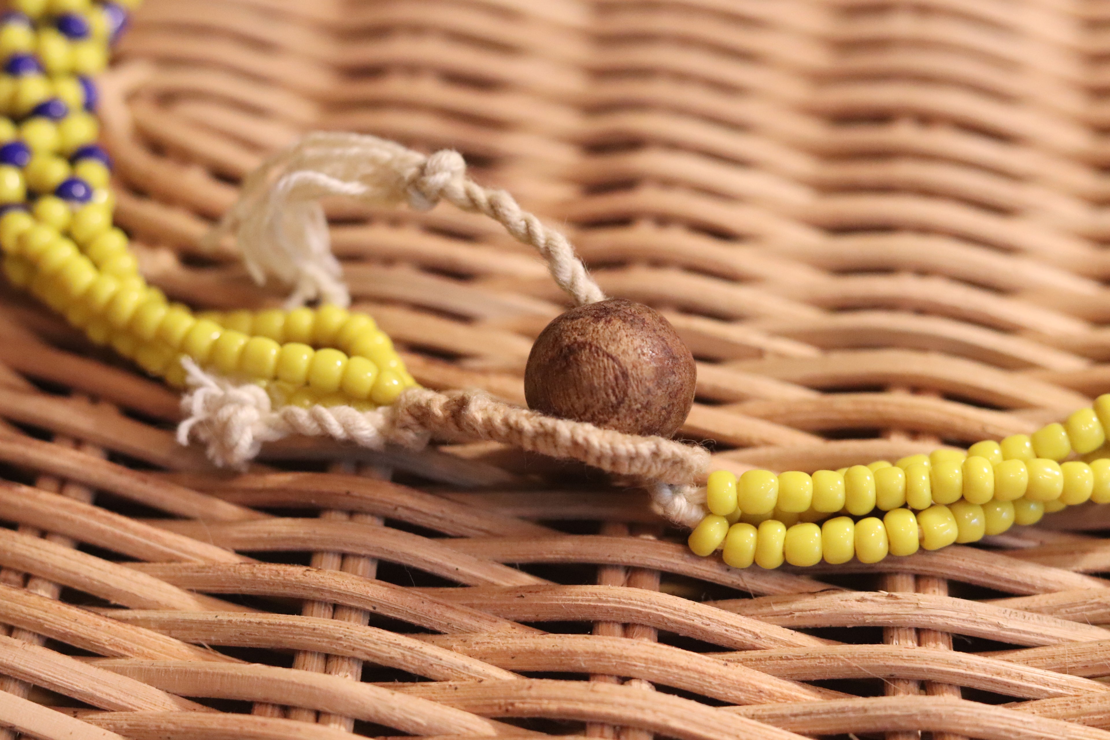 黄色と青のネックレス