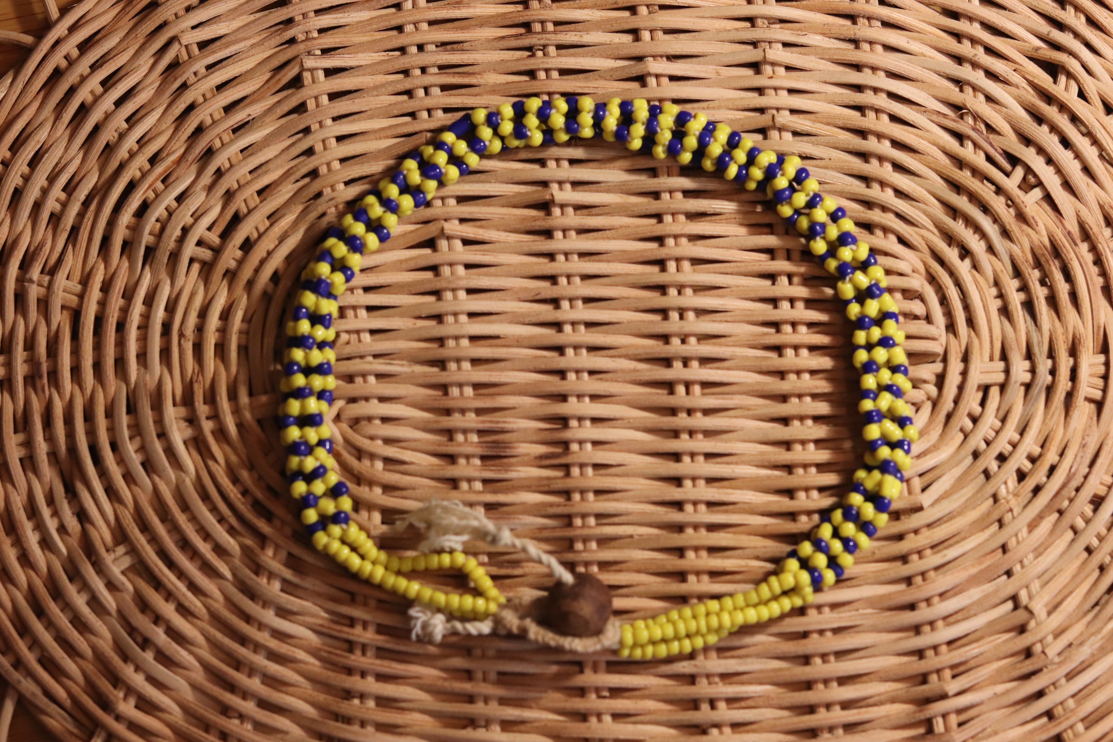 黄色と青のネックレス