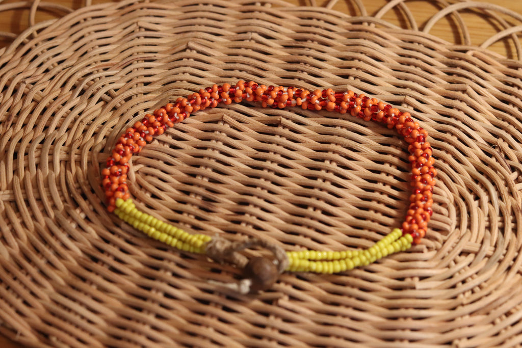 黄と橙色のネックレス。