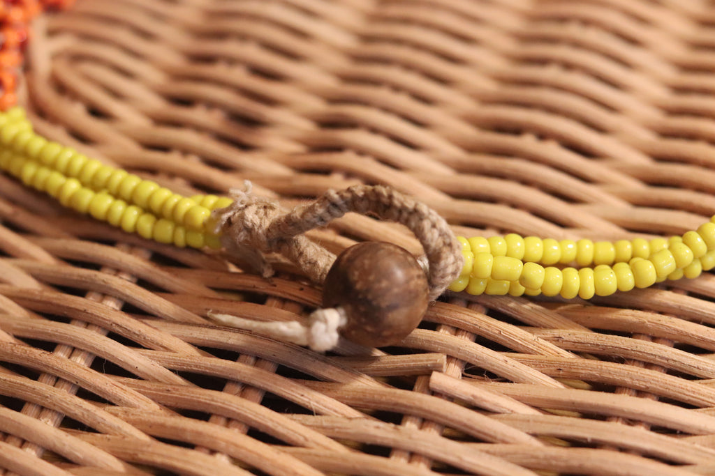 黄と橙色のネックレス。