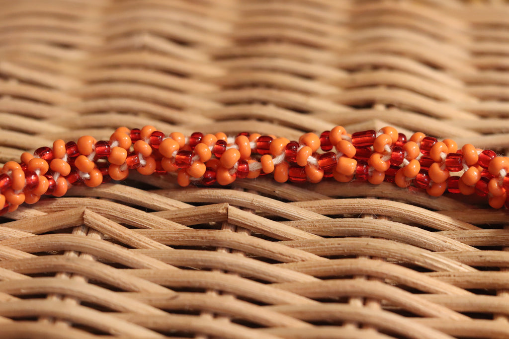 黄と橙色のネックレス。