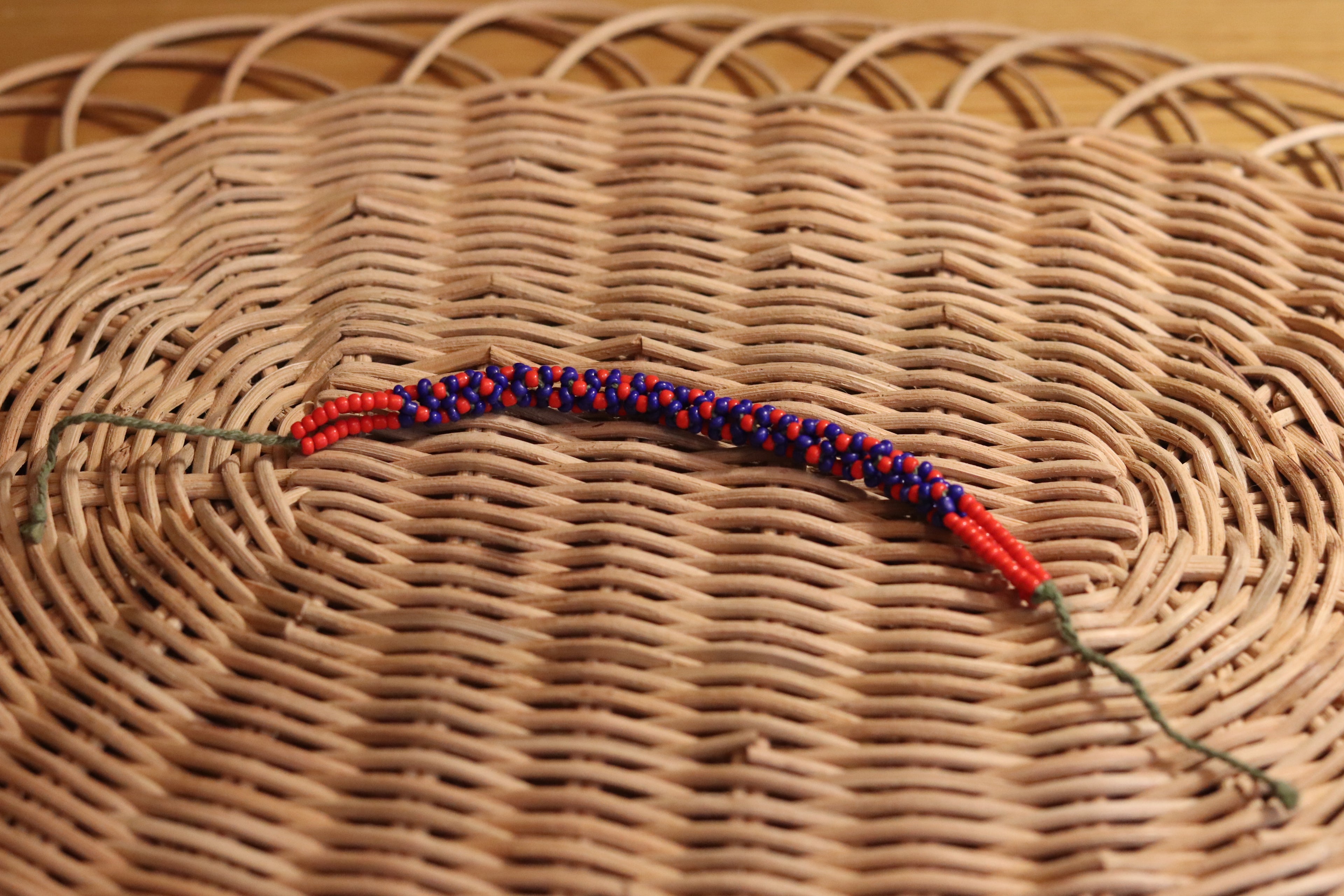 赤と青色のブレスレット。