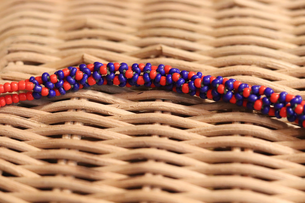 赤と青色のブレスレット。