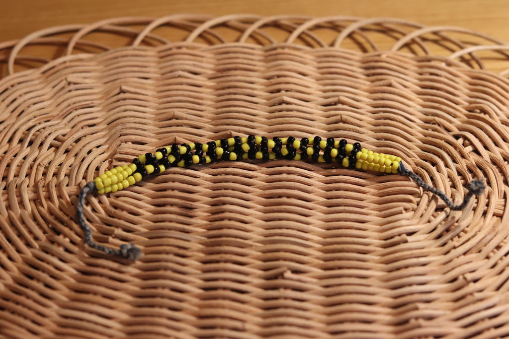 黄色と黒のブレスレット。