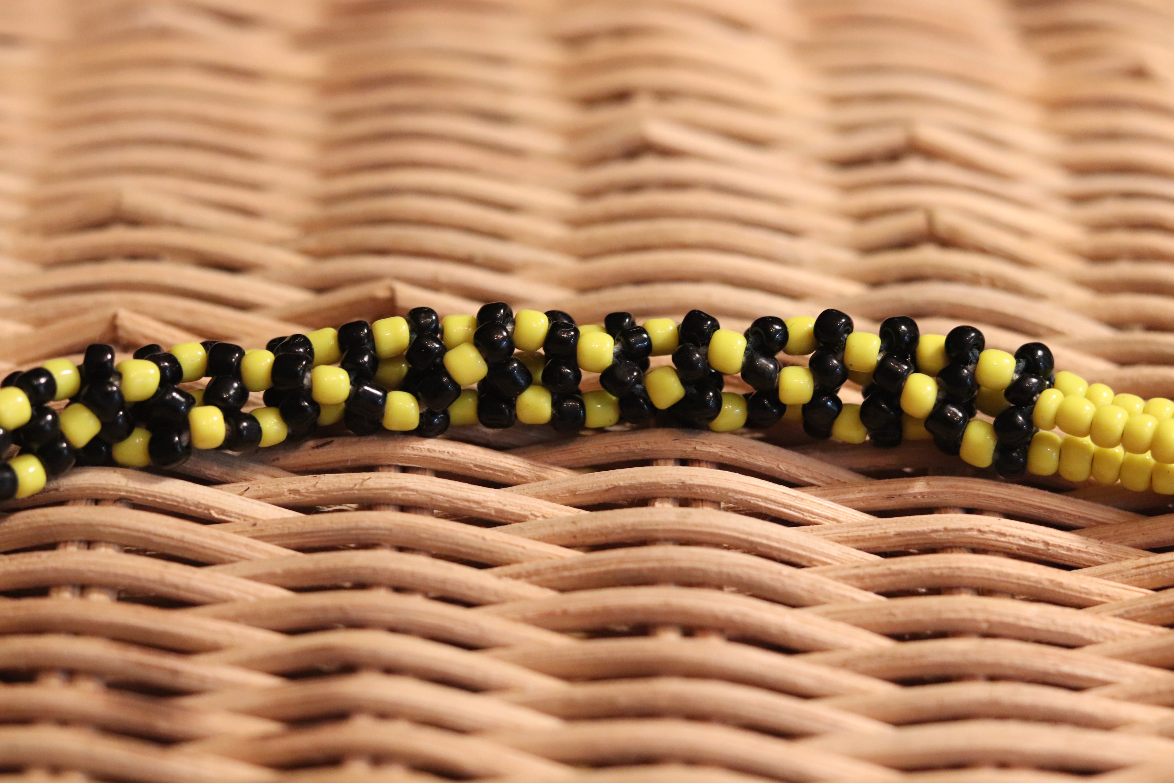 黄色と黒のブレスレット。